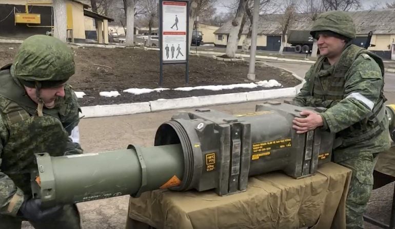 Fotografía cedida por la oficina de prensa del Ministerio de Defensa de Rusia en la que se observa a dos soldados rusos inspeccionar un armamento antitanque abandonado por las fuerzas ucranianas en la región del Donbás.  (EFE/EPA)