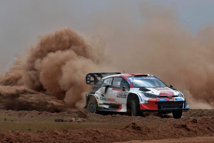 El Toyota de Sebastien Ogier durante la primera prueba especial del Rally Safari de Kenia, la sexta fecha del Mundial de Rally 2022.