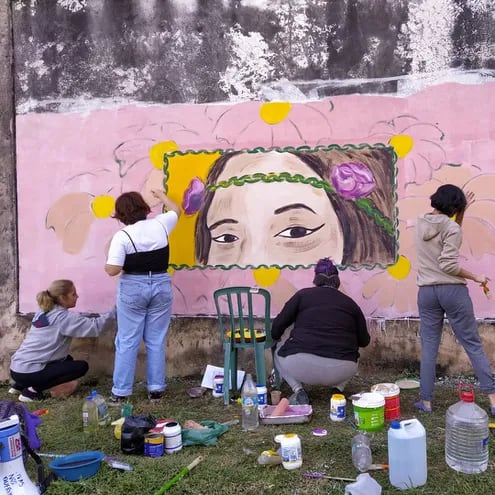 Mural en memoria a Isaura Bogado. Fotos publicadas en las redes sociales, acreditadas a Lía Fleitas y Belén Núñez.