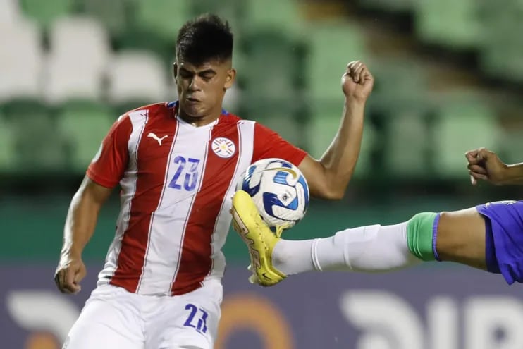 El central de Paraguay, Luis Alfredo Rolón, intenta despejar el balón en uno de los ataques de Brasil, que dio la vuelta el marcador.