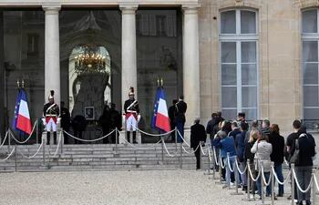 Los franceses forman fila para despedir al expresidente Jacques Chirac en el palacio presidencial del Eliseo.