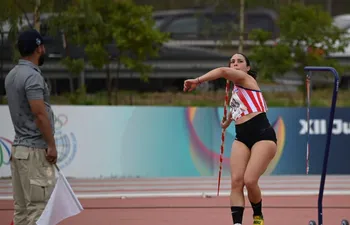 Laura Paredes durante un lanzamiento de jabalina en la Final de la disciplina en los Juegos Suramericanos Asunción 2022.