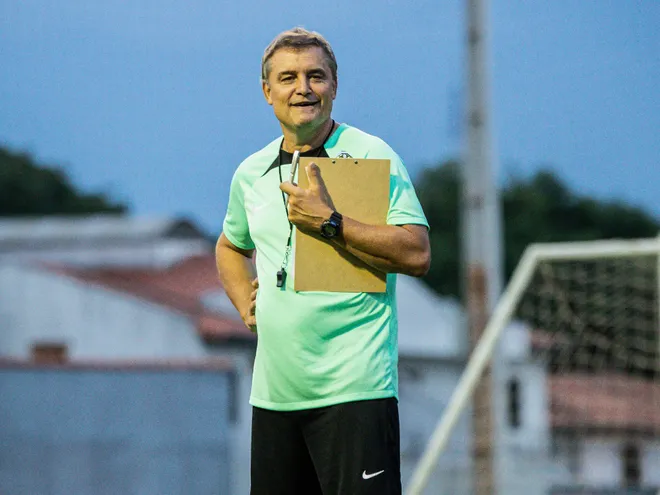 Diego Aguirre, entrenador de Olimpia, en el entrenamiento del plantel en la Villa Olimpia de la ciudad de Fernando de la Mora.