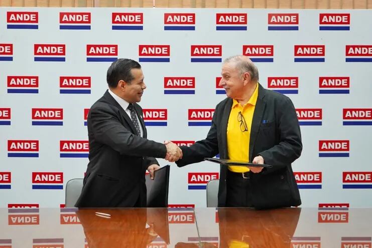 El presidente de la ANDE, Ing. Félix Sosa y el presidente del Cuerpo de Bomberos Voluntarios del Paraguay, el Capitán Gral. BVF Carlos Alberto Torres Alujas, cuando firmaron el acuerdo.