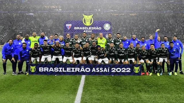 Los jugadores e integrantes del cuerpo técnico del Palmeiras antes del partido contra Fortaleza por la jornada 35 de la Serie A de Brasil.