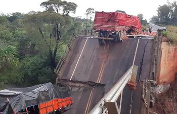 Derrumbe de puente en Tacuati, San Pedro.