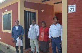 Autoridades indígenas de la comunidad Abundancia entregan las llaves de su casa propia a don Ramón y su esposa doña Juana.