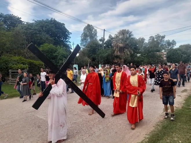 Celebracion del via crucis por las calles de Fuerte Olimpo, en la tarde del viernes.