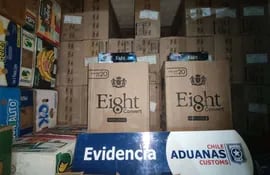 Entre el cargamento de cigarrillos de contrabando incautado en Chile, se observa cajas de la marca Eight elaborados por Tabesa,
