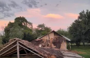 Dos personas fallecieron tras colapsar sobre ellos el techo de un quincho en Arroyos y Esteros.