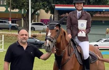 Pedro Giménez y su hija María Belén, quien ganó en la principal categoría de la competencia de hipismo organizada por Horse King Equitación