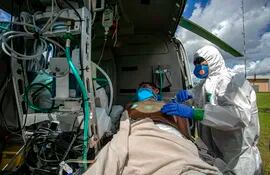 Un paciente con COVID-19 es subido a un helicóptero-ambulancia en Breves, en el estado brasileño de Para.