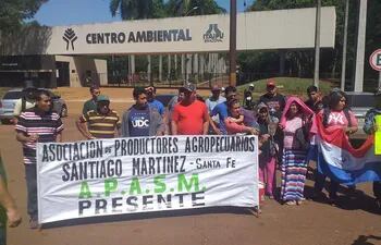 Los productores de la zona norte de Alto Paraná se manifestaron frente al Centro Ambiental de Itaipú.