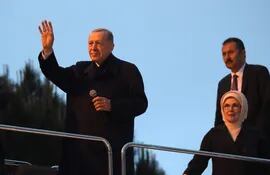 El presidente turco, Recep Tayyip Erdogan saluda a sus seguidores fuera de su casa luego de la segunda vuelta de las elecciones presidenciales, en Estambul, Turquía.