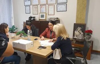 La agente fiscal Fabiola Molas dialoga con la escribana Galdys Esquivel de Coco, en cuyo despacho se constituyó junto con la Senad.