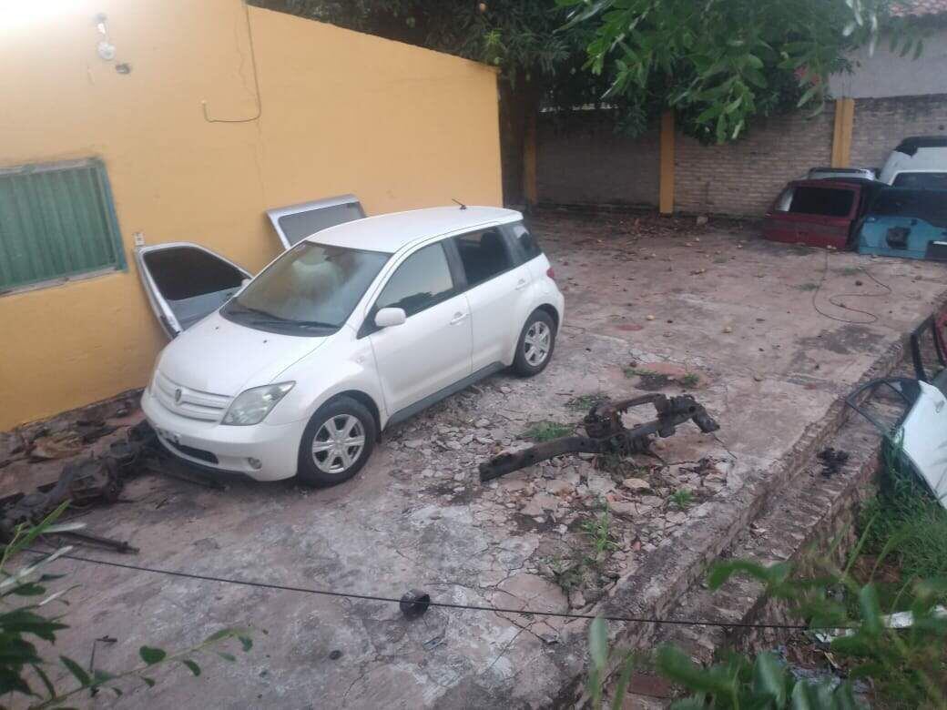 El auto Toyota IST robado fue ya estaba ubicado en un sector del aguantadero de Ñemby, listo para ser desarmado.