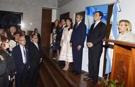el-embajador-argentino-hector-lostri-junto-al-presidente-electo-y-la-vicepresidenta-de-la-republica-alicia-pucheta-d--220231000000-1715702.jpg