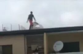 Momento en que un supuesto ladrón caminaba encima del techo de una vivienda en el barrio San Francisco. (captura de ABC TV).