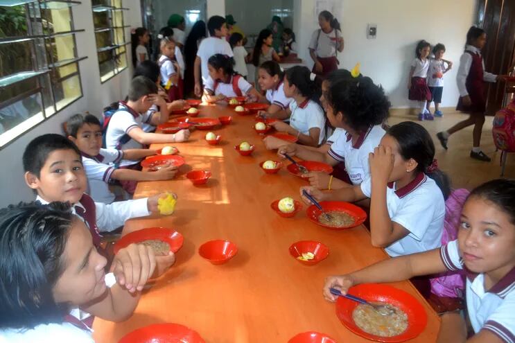 Los escolares del Alto Paraguay comparten el almuerzo en una institución, pero en el año 2022. Este año, luego de más de dos meses de haberse iniciado las clases, siguen esperando la provisión del complemento nutricional.