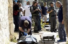 el-cuerpo-de-uno-de-los-palestinos-atacantes-es-retirado-luego-de-haber-sido-abatido-decenas-de-ataques-con-cuchillo-se-han-perpetrado-contra-ciudada-205539000000-1389092.jpg