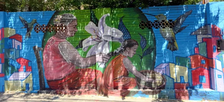 La Chacarita recibe a los visitantes con sus coloridos murales