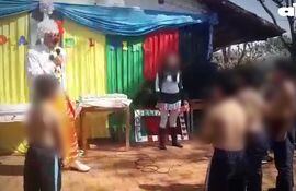 Payaso incitó a niños a bajarse los pantalones en una celebración del Día del Niño.