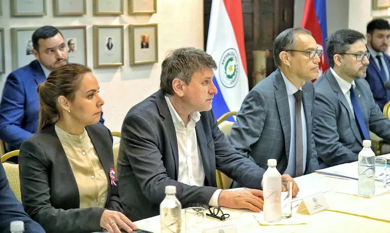 Denis Lichi (c) acompañado de funcionarios de la Petropar, participó de la reunión con la delegación de Azerbaiyán.
