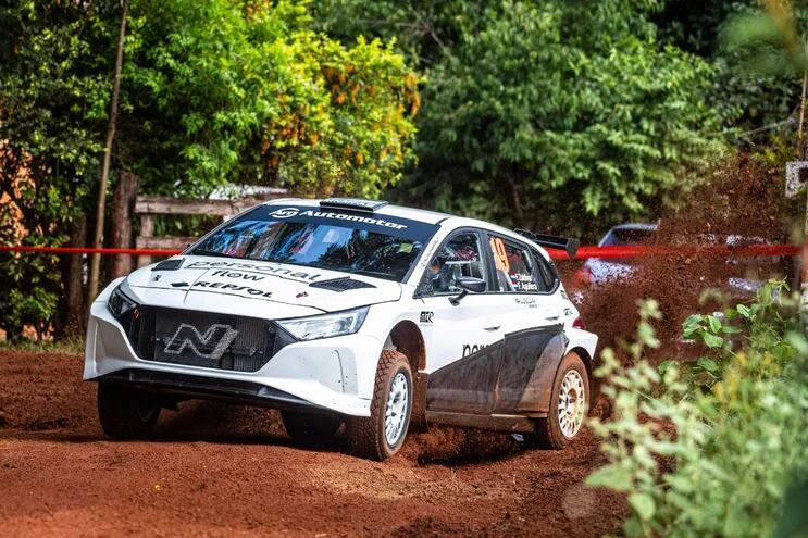 Con el Hyundai i20 N Rally2, Fabrizio Zaldívar y Víctor Aguilera, marcaron el “scratch” en las pruebas libres realizadas ayer en Santaní. Foto: @rpmfotografias_