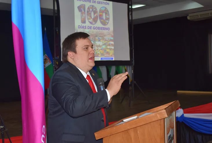 Gobernador de Guairá, César Luis Sosa Fariña (ANR - HC), durante la presentación de su informe de gestión por sus primeros 100 días de gobierno departamental.