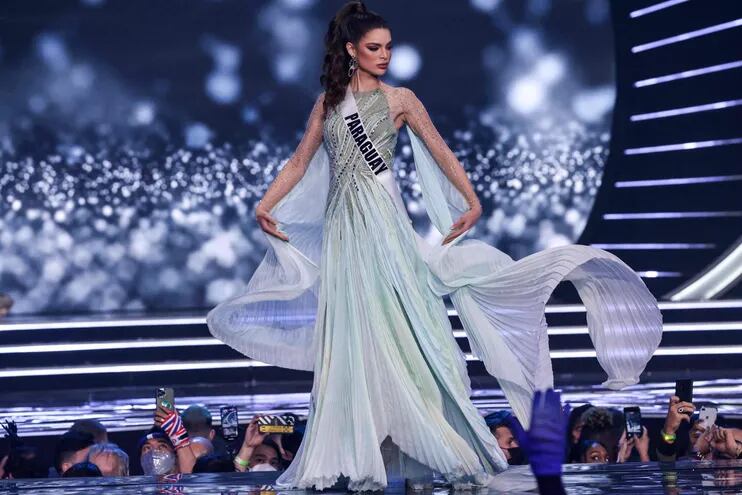 ¿Viene o no a casa la corona de Miss Universo? Hoy se define todo. Nadia Ferreira en su pasada de traje de noche un un vestido que hace alegoría al agua.
