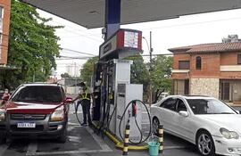 La guerra  Rusia-Ucrania produjo que el petróleo trepe  a los US$ 100 el barril. En Paraguay se dispararon precios de los combustibles.