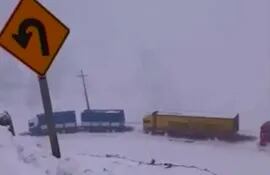 Unos 250 camiones  quedaron varados en la Cordillera de los Andes