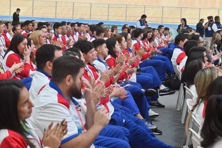 Varios de los atletas nacionales que presenciaron ayer la ceremonia de abanderamiento en el COP.