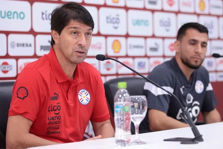 El argentino Daniel Garnero (i), entrenador de la selección paraguaya, durante una conferencia de prensa en el Centro de Alto Rendimiento, en Ypané, Paraguay.