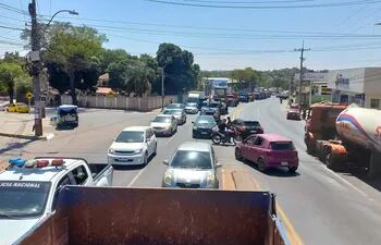 Camioneros cierran esta tarde la ruta Py 01 en desvío a San Antonio para calentar motores para la marcha a Asunción.