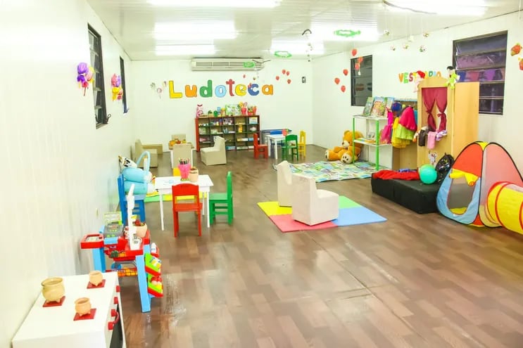 El espacio está diseñado para niños de primera infancia (de 0 a 6 años de edad) y está al servicio gratuito de lunes a viernes de 07:00 a 15:00.