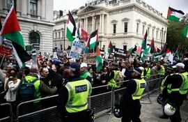 Los agentes de policía forman una barrera entre los contramanifestantes que apoyan a Israel y los partidarios pro palestinos que realizan una manifestación en el centro de Londres, el 27 de abril de 2024, pidiendo un alto el fuego y protestando contra la exportación de armas de Gran Bretaña a Israel.