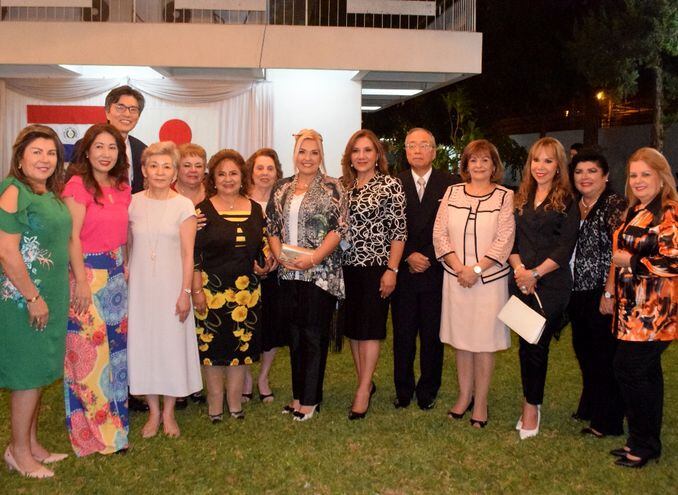 Un grupo de damas comparte con el cónsul Yokoyama Takashi y el   embajador Nachiro Ishida durante la celebración.