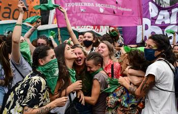 Manifestantes a favor de la legalización del aborto celebran en las afueras del Congreso argentino la aprobación en la Cámara de Diputados.