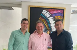 El senador electo Natalicio Chase (centro) junto al presidente electo, Santiago Peña (izquierda), y su vicepresidente, Pedro Aliiana.