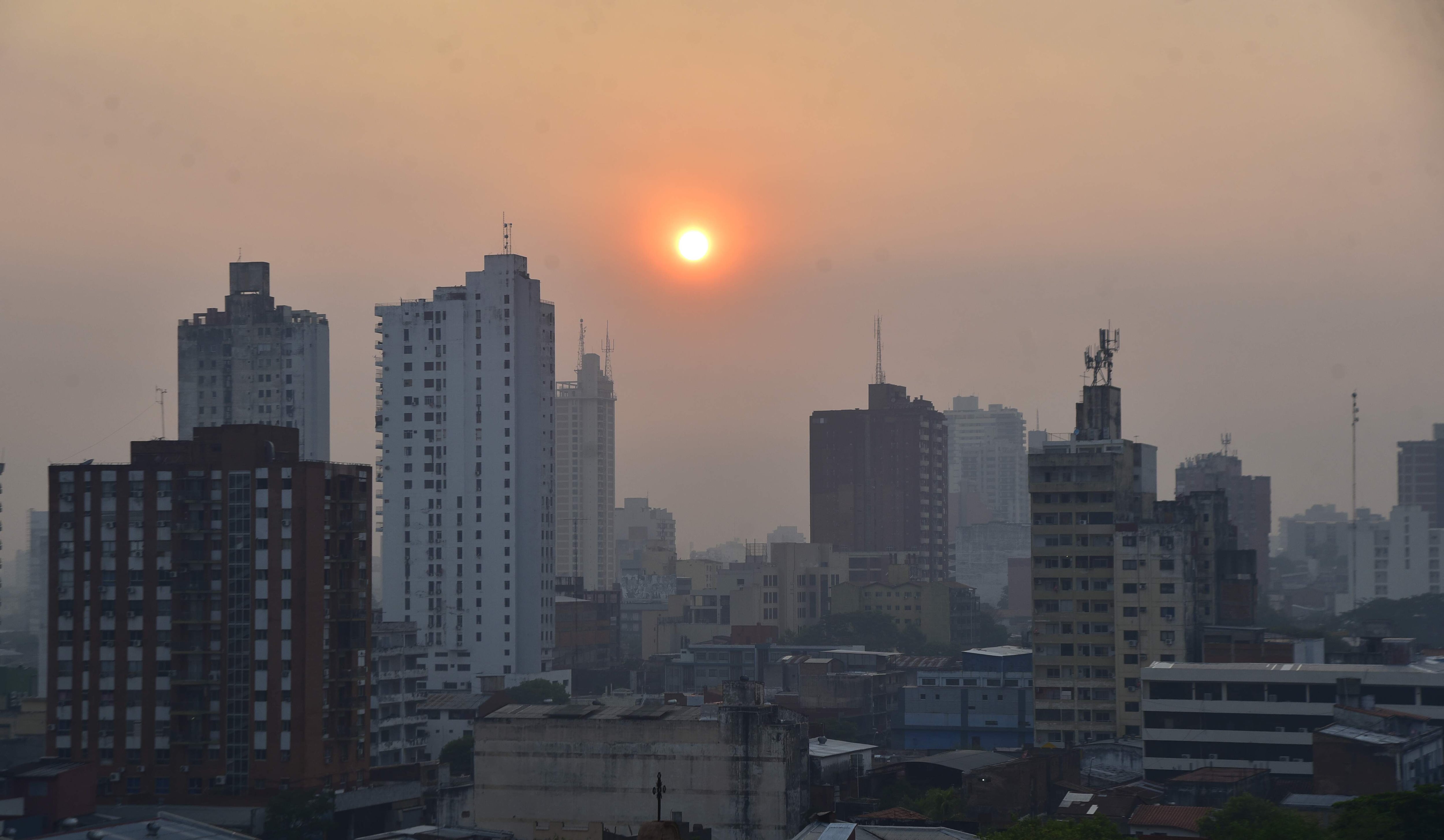 Un sol rojizo es característico de los días de contaminación por humo. 