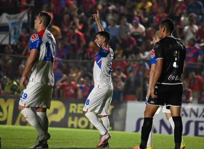 Federico Carrizo (c), jugador de Cerro Porteño, celebra el tanto que anotó para la remontada contra General Caballero de Juan León Mallorquín por la octava fecha del torneo Apertura 2023 del fútbol paraguayo.