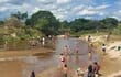 Muchas personas, visitaron la quinta "El Canguro" para aplacar el calor y apagar la resaca. Niños, jóvenes y adultos se dieron un chapuzón en el arroyo Ñeembucú, cuyo cauce cruza por el lugar.