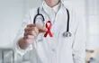 Una imagen de referencia sobre el Día Mundial de la Lucha contra el Sida: el lazo rojo es símbolo del conocimiento y el compromiso a favor del trabajo preventivo y solidario hacia las personas con VIH y sida.