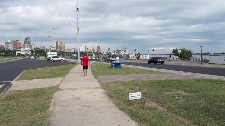 Cielo parcialmente nublado en la Costanera de Asunción.