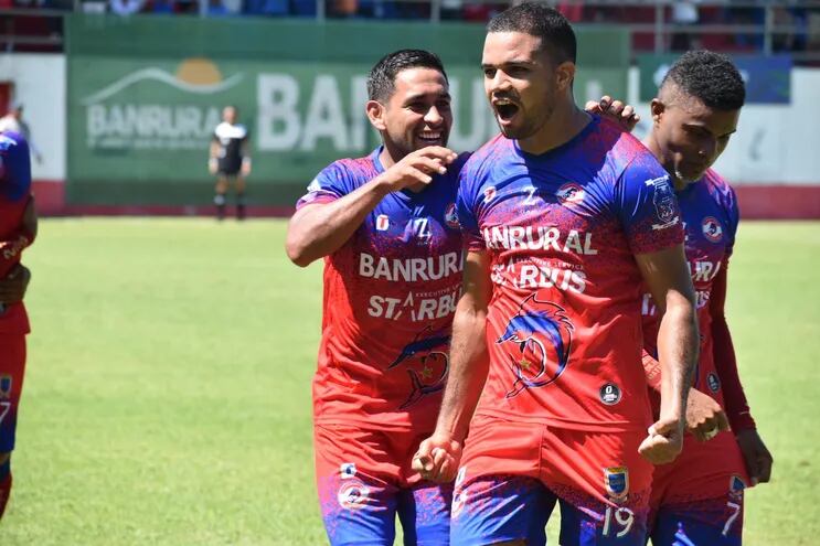 Marcelo Ferreira (c) celebra con sus compañeros tras anotar un gol para el Iztapa ante Municipal.