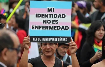 Un grupo de manifestantes se concentró este viernes en Lima para reclamar la derogación de un decreto del Ministerio de Salud de Perú, que incluye la transexualidad y el travestismo como una enfermedad mental.