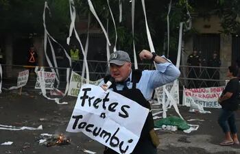 Imagen de una protesta realizada frente a la casa de Antonio Fretes para exigir investigación en su contra.