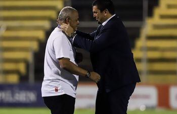 Francisco Arce (i) y Robert Harrison, presidente de la Asociación Paraguaya de Fútbol (APF), durante la consagración de Cerro Porteño campeón del torneo Clausura 2021.