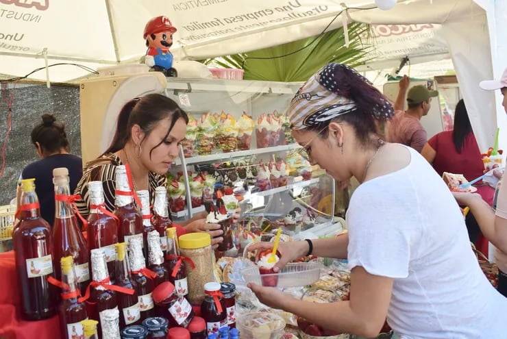 Comerciantes de Areguá esperan a los clientes con gran cantidad de productos derivados de la frutilla para celebrar el Día de la Amistad.